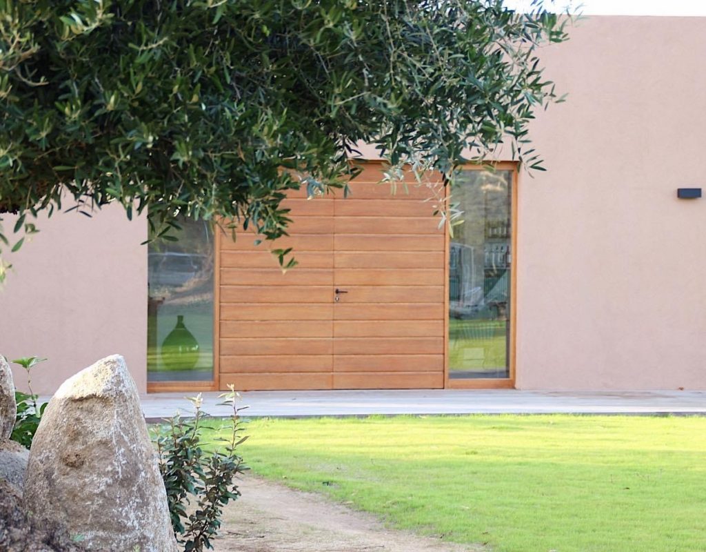 Photo de la porte d'entrée de la cave, en arrivant au domaine